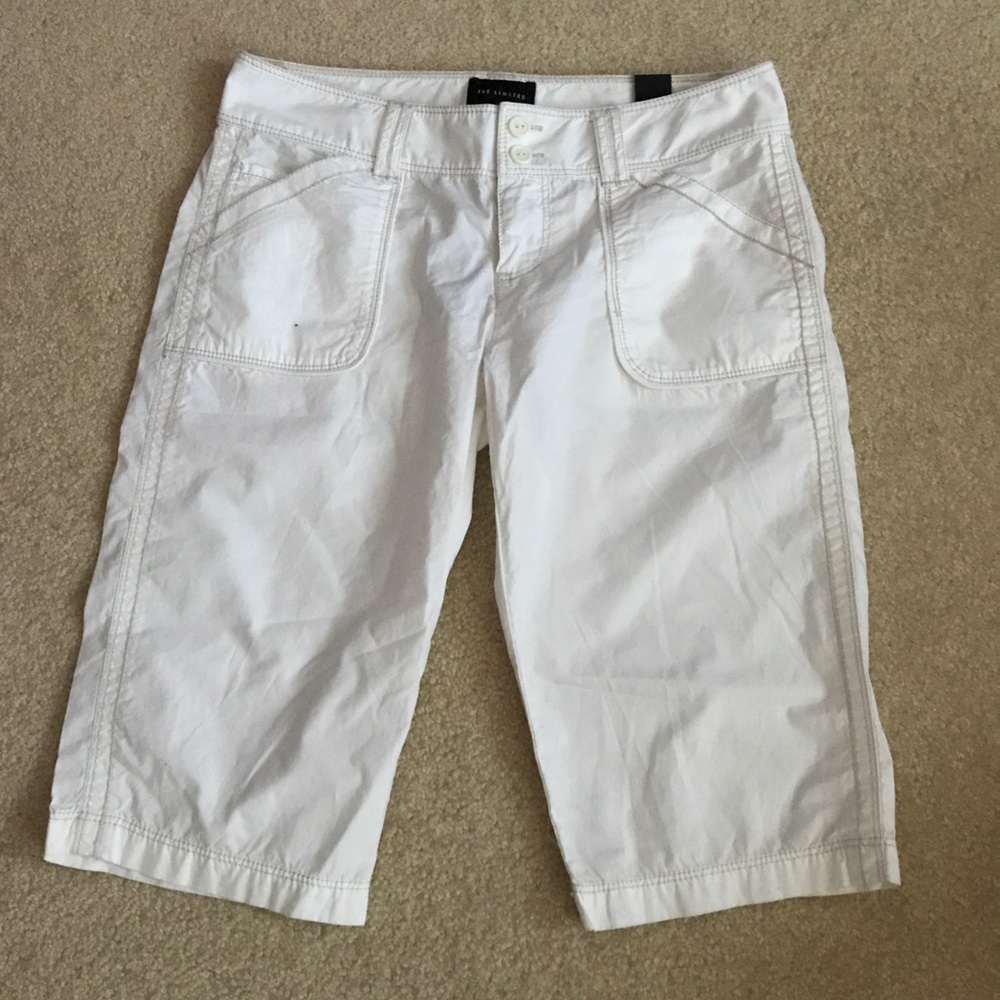 NWT. The Limited-White cute bermuda shorts. 2 rear pockets. Belt loops.